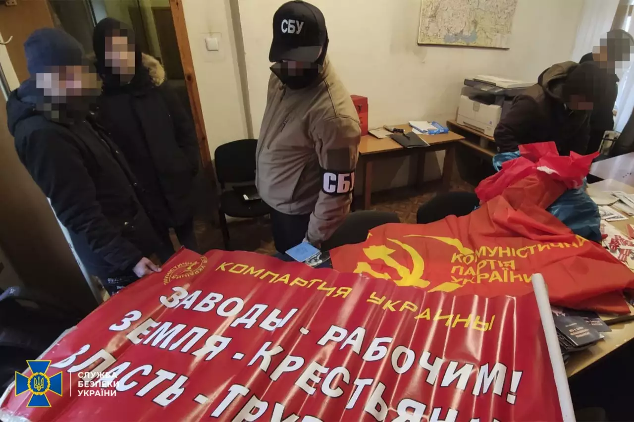СБУ прийшла з обшуками до заборонених партій. Знайшли зброю, георгіївські стрічки та російські прапори (ФОТО)