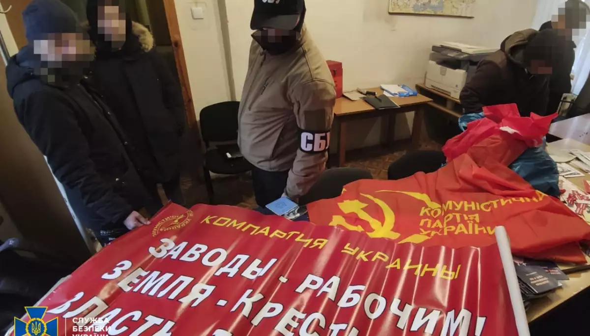 СБУ прийшла з обшуками до заборонених партій. Знайшли зброю, георгіївські стрічки та російські прапори (ФОТО)