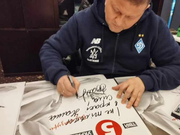 Залужний підписав календар з оголеними журналістками 5 каналу (ФОТО, ВІДЕО)