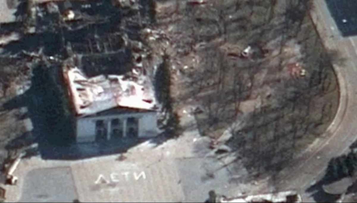 Росіяни зносять частину драмтеатру в Маріуполі: знищують докази бомбардування (ВІДЕО)