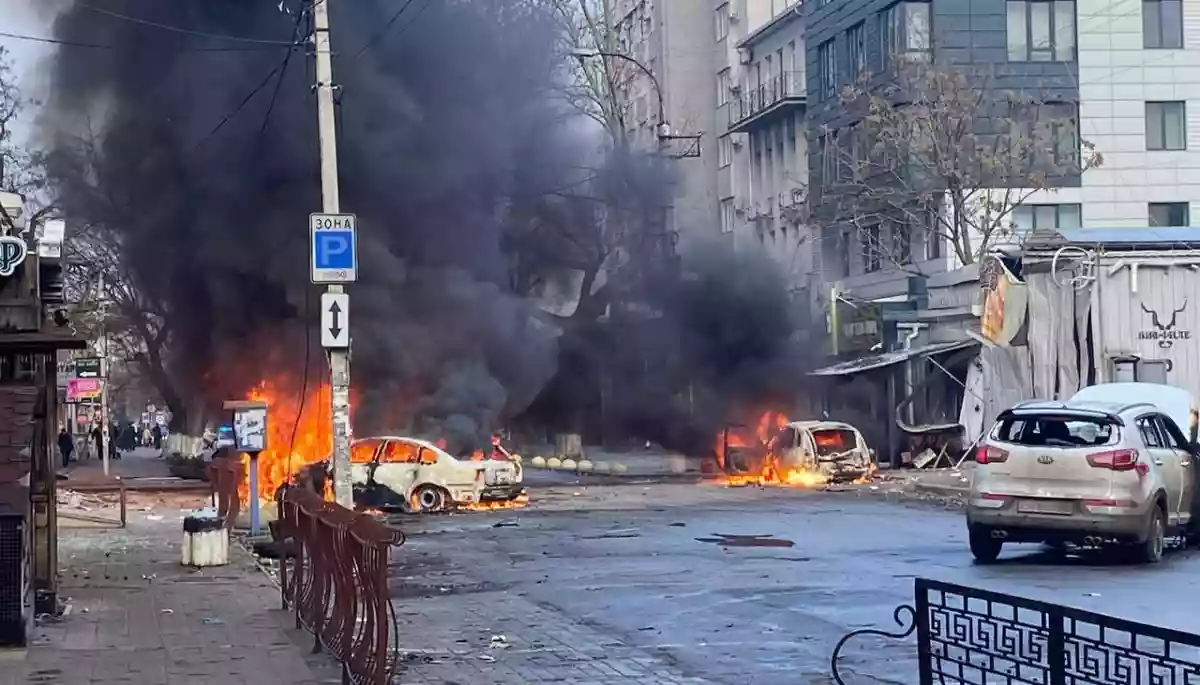 Російські військові обстріляли центр Херсона. Щонайменше 13 людей загинули, поранено 64