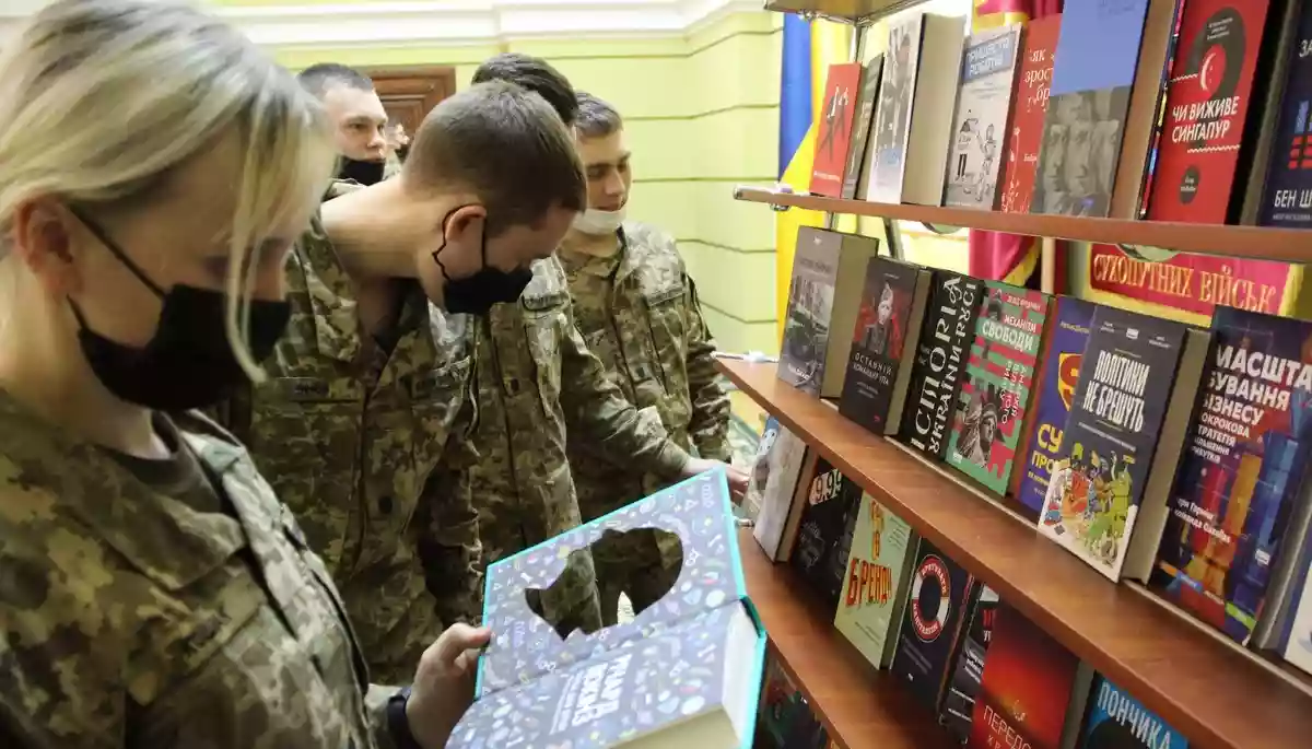 Держкомтелерадіо пропонує передати українську патріотичну літературу військовим