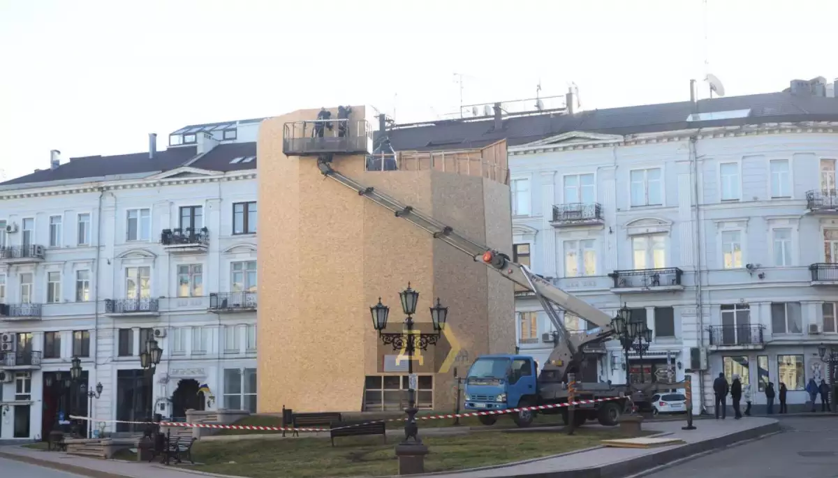 В Одесі почали демонтаж пам'ятника Катерині II