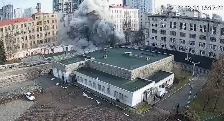 Палац «Україна» показав момент російського ракетного удару 31 грудня (ВІДЕО)
