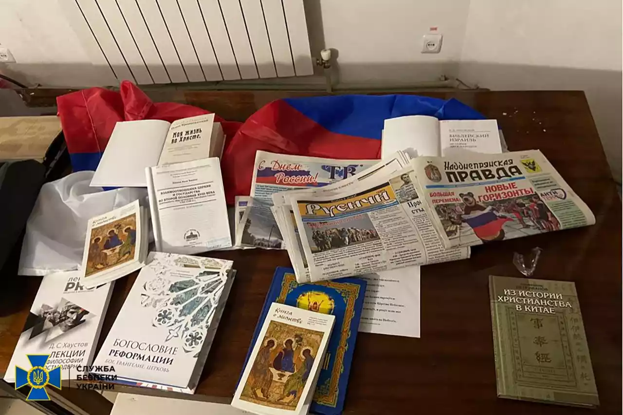 СБУ виявила в єпархіях УПЦ МП агітаційні листівки &laquo;ОПЗЖ&raquo; і російські прапори (ФОТО)