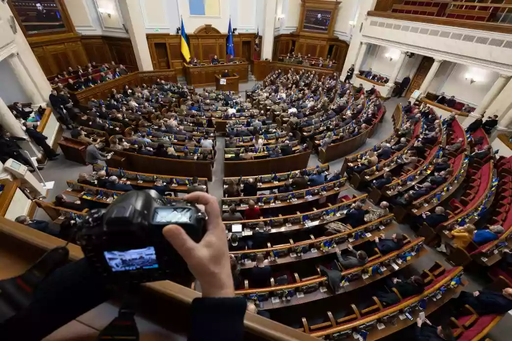 У парламенті зареєстровано постанови про дострокове припинення повноважень народних депутатів Медведчука, Кузьміна, Козака і Деркача