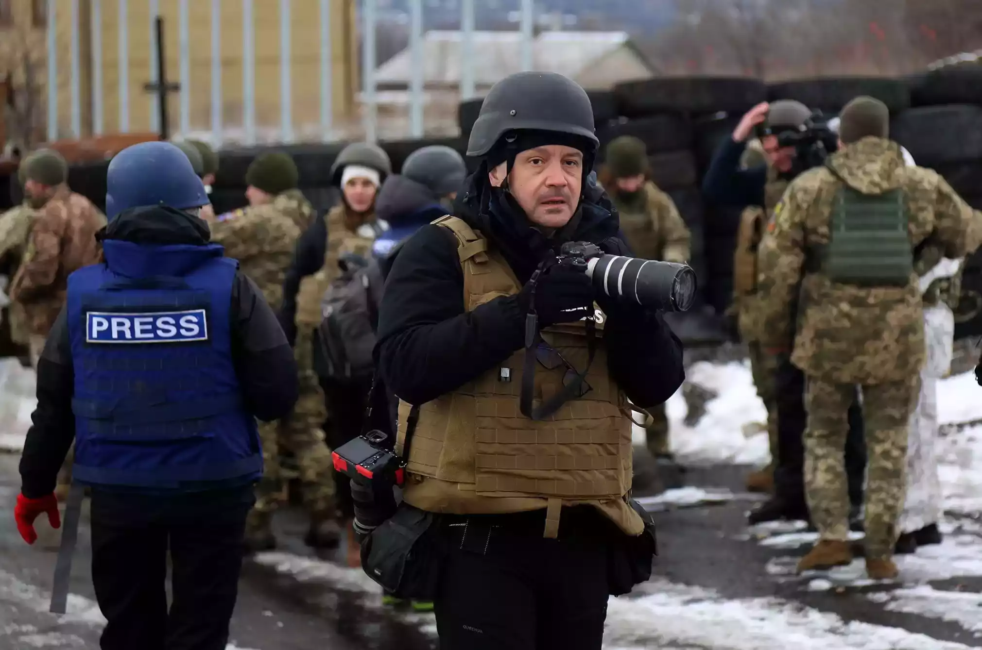 Схильність влади до неофіційних контактів, труднощі з акредитацією і доступом на фронт — проблеми іноземних журналістів в Україні