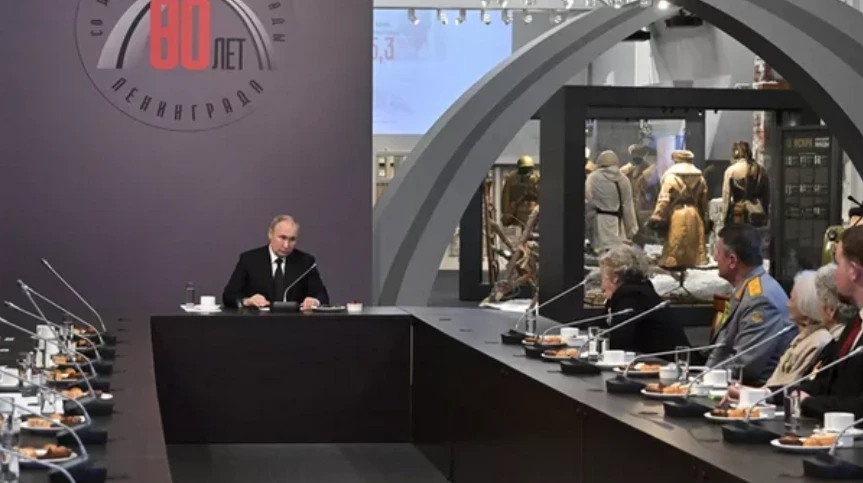 &laquo;Урегулировать эту ситуацию мирными средствами было невозможно&raquo;. РосСМИ о визите Путина в Петербург