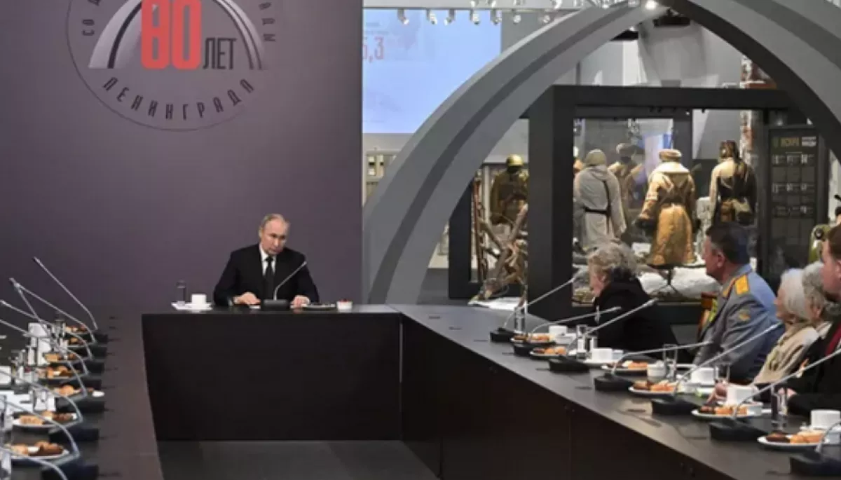 &laquo;Урегулировать эту ситуацию мирными средствами было невозможно&raquo;. РосСМИ о визите Путина в Петербург