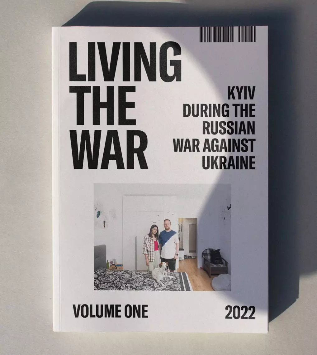 Вийшло перше число англомовного журналу Living the War з історіями киян після початку вторгнення Росії