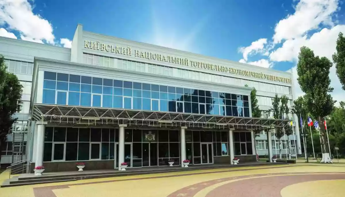 У Києві звільнили викладачку університету, яка порадила йти на фронт у відповідь на прохання вести лекцію українською
