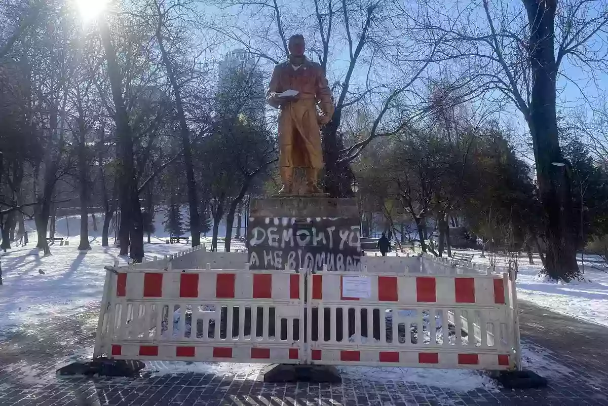 Мінкульт виключив пам'ятники Чкалову та Ватутіну в Києві з числа пам’яток. Демонтаж першого вже почався (ВІДЕО)