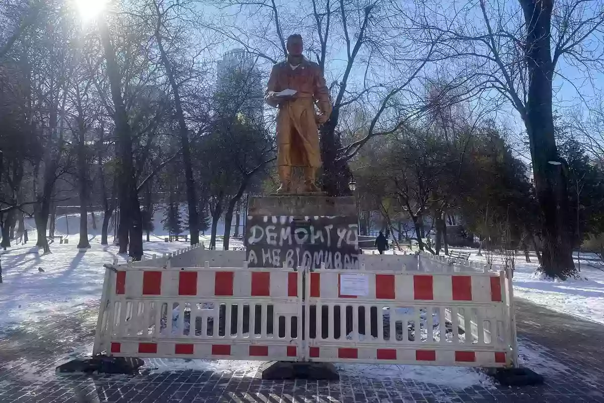 Мінкульт виключив пам'ятники Чкалову та Ватутіну в Києві з числа пам&rsquo;яток. Демонтаж першого вже почався (ВІДЕО)