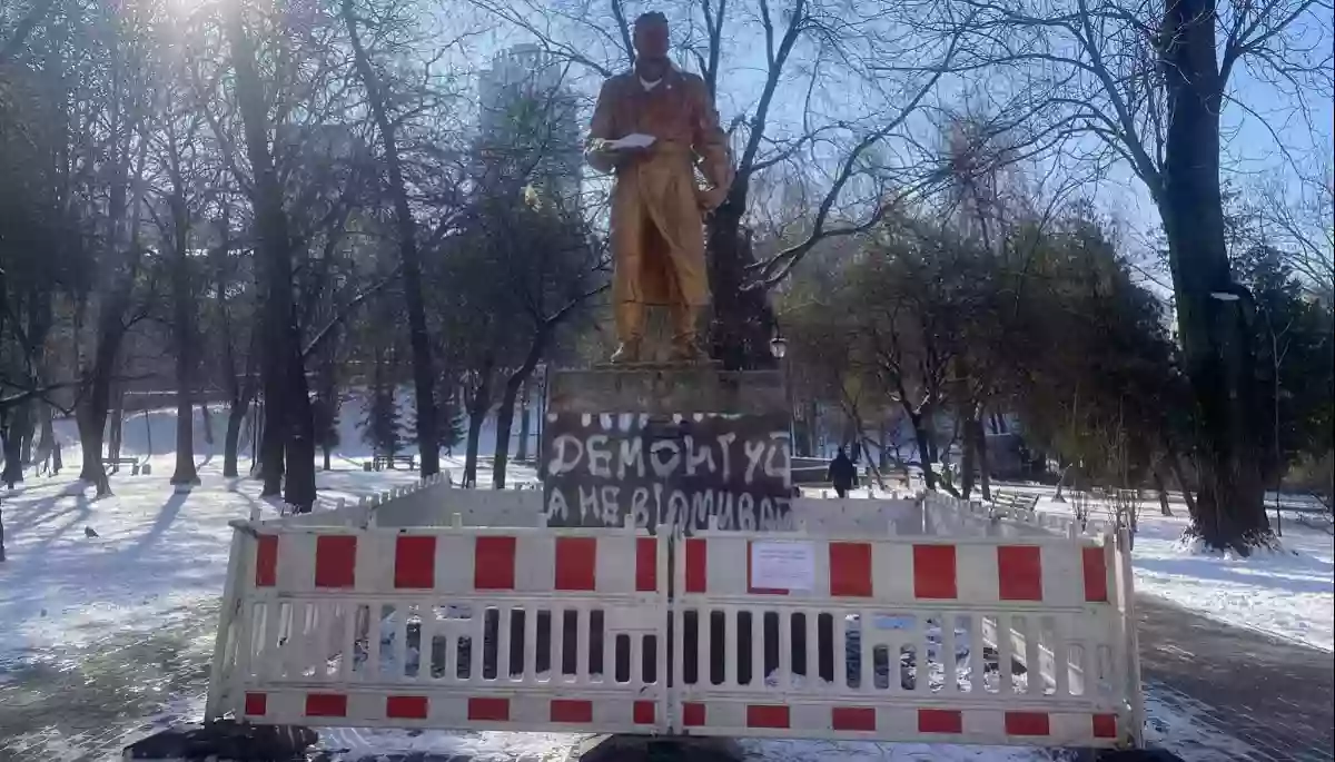 Мінкульт виключив пам'ятники Чкалову та Ватутіну в Києві з числа пам&rsquo;яток. Демонтаж першого вже почався (ВІДЕО)