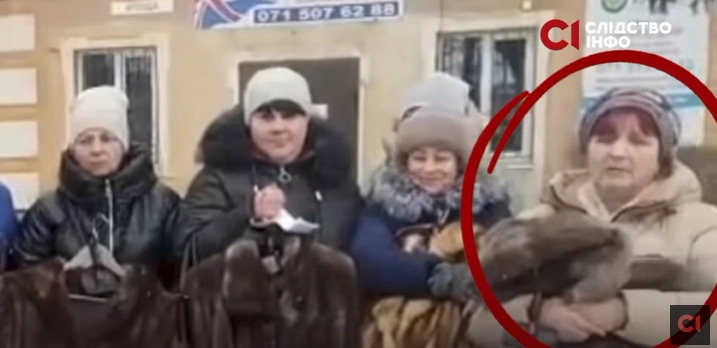 Шуби на службі у російської пропаганди: як макіївським «вдовам» дали потримати на камеру «хутряну гуманітарку» — «Слідство.Інфо»