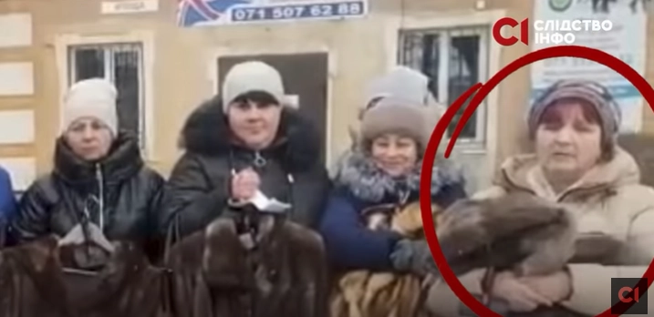 Шуби на службі у російської пропаганди: як макіївським &laquo;вдовам&raquo; дали потримати на камеру &laquo;хутряну гуманітарку&raquo; &mdash; &laquo;Слідство.Інфо&raquo;