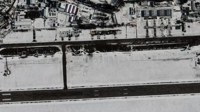 Супутник зробив знімки літака на білоруському аеродромі в Мачулищах після ймовірного удару безпілотника (ФОТО)