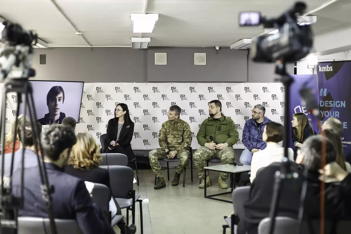 «Журналісти звикли, що їм усе дозволено розповідати. На війні ж важливо усвідомлювати відповідальність за кожне слово» — дискусія про війну та медіа