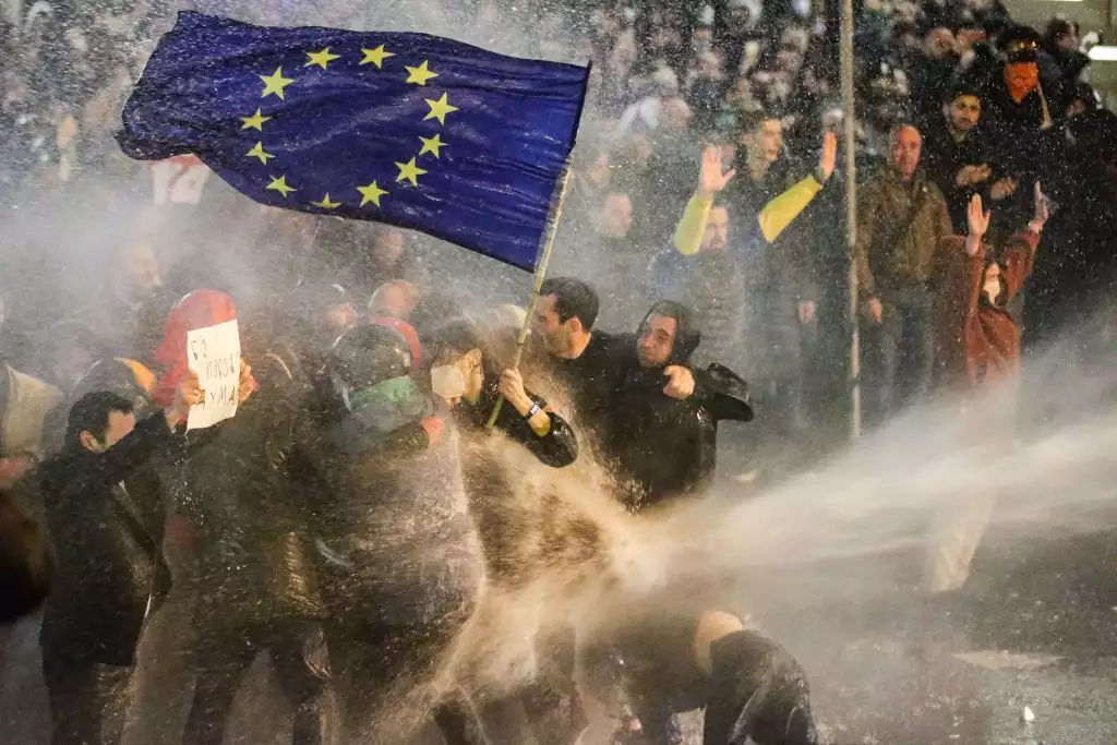 У Грузії схвалили в першому читанні закон про &laquo;іноагентів&raquo;. Захід стурбований, у столиці протести
