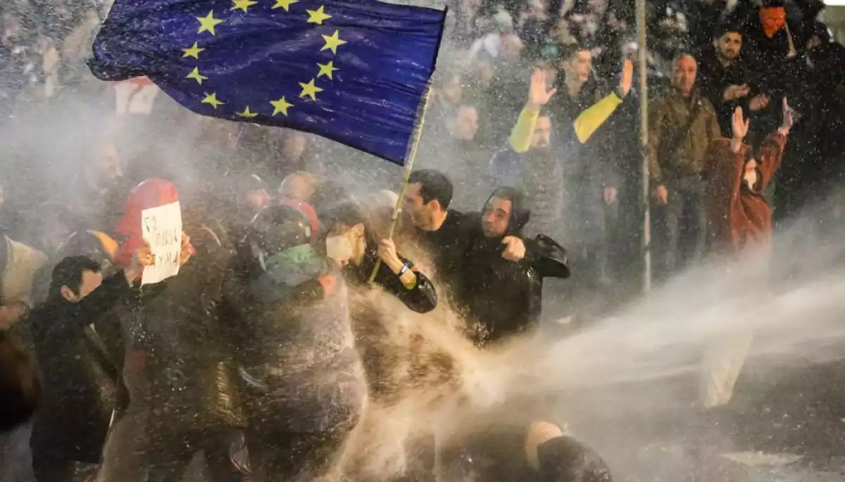 У Грузії схвалили в першому читанні закон про &laquo;іноагентів&raquo;. Захід стурбований, у столиці протести