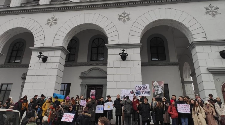 Студенти Київської консерваторії вийшли на акцію протесту з вимогою прибрати ім'я Чайковського з назви закладу