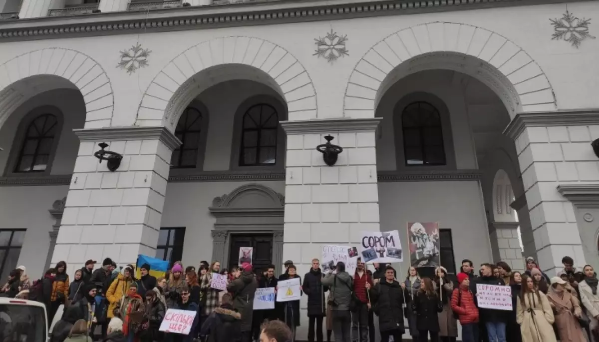 Студенти Київської консерваторії вийшли на акцію протесту з вимогою прибрати ім'я Чайковського з назви закладу
