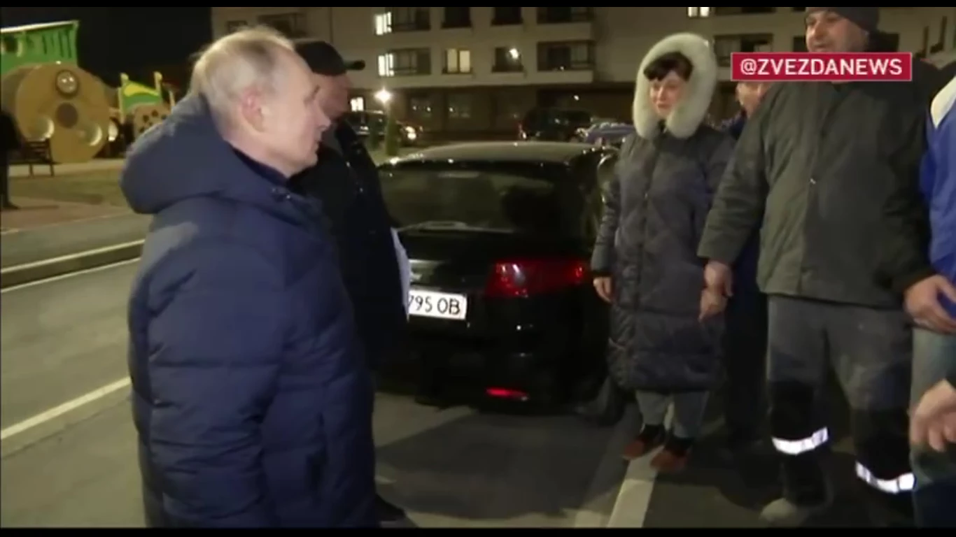 На відео, опублікованому Кремлем з «візиту» Путіна до Маріуполя, хтось кричить: «Це все неправда. Це все напоказ» (ВІДЕО)