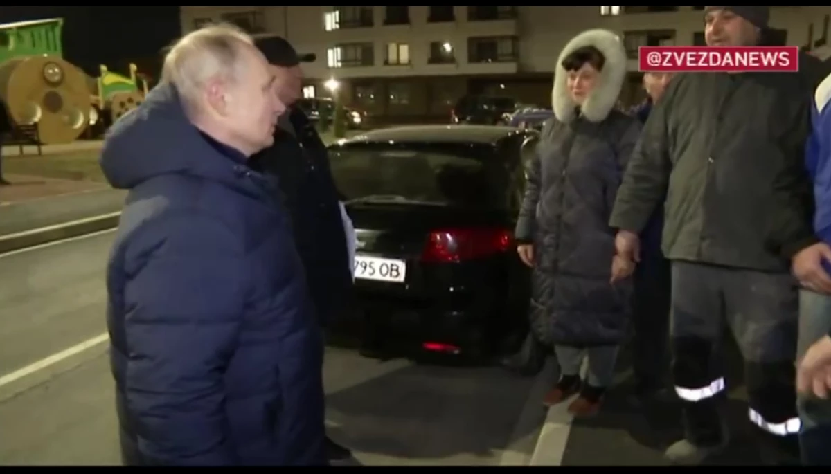 На відео, опублікованому Кремлем з &laquo;візиту&raquo; Путіна до Маріуполя, хтось кричить: &laquo;Це все неправда. Це все напоказ&raquo; (ВІДЕО)