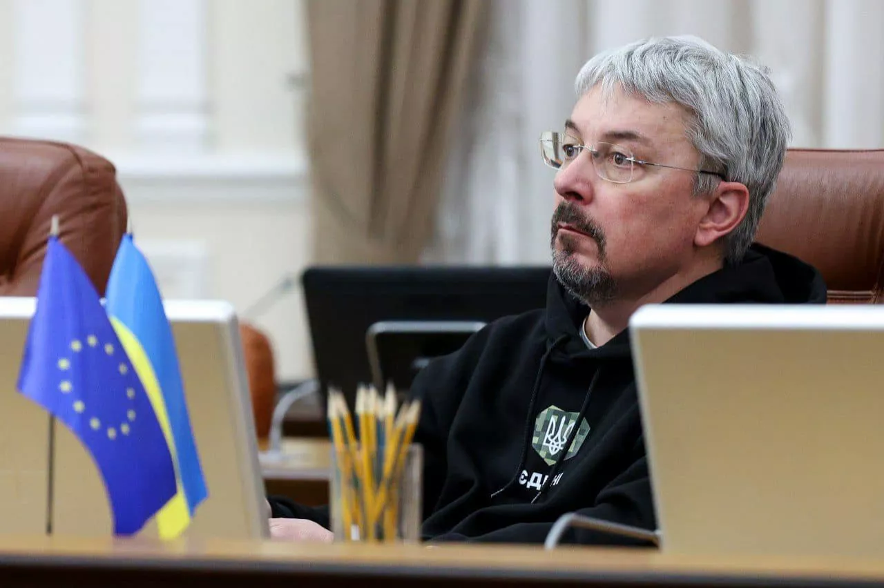 Ткаченко про зміни правил виїзду за кордон: Будемо враховувати і потенційну користь для України