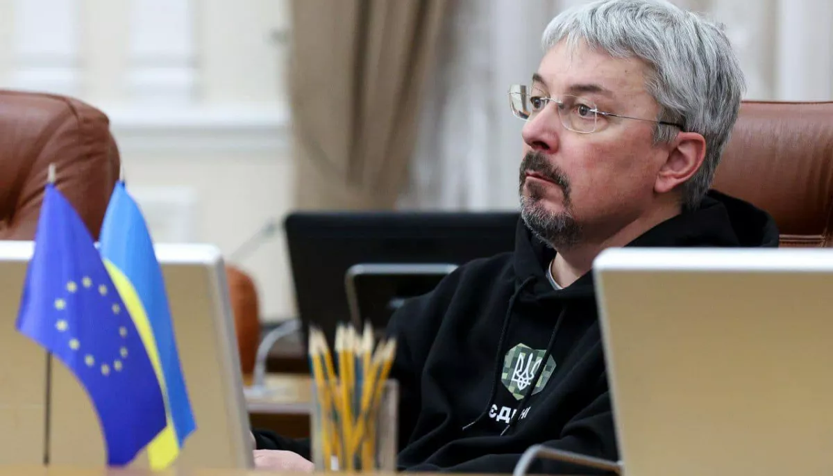 Ткаченко про зміни правил виїзду за кордон: Будемо враховувати і потенційну користь для України