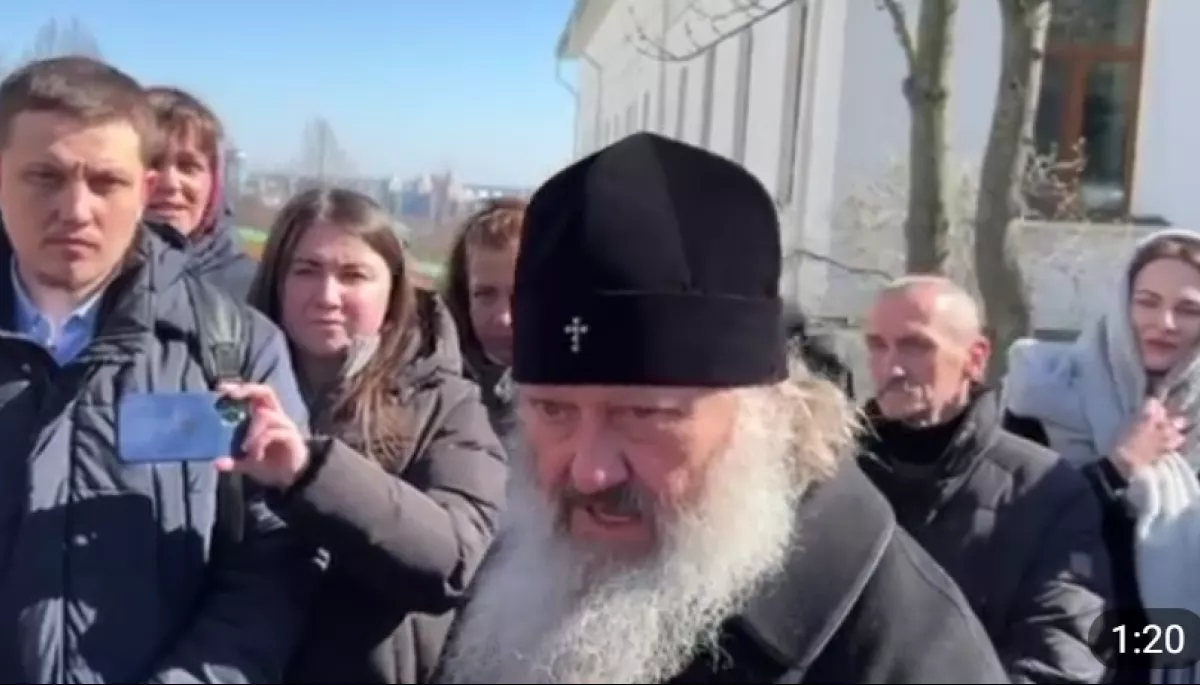 Митрополит Павло у Лаврі погрожував журналістам палицею та штовхнув кореспондентку &laquo;Еспресо&raquo; (ВІДЕО)