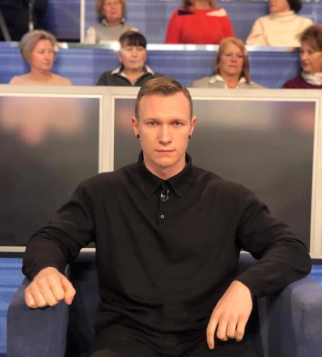 В опублікованому виданням «Свідомі» розслідуванні психотерапевта Полудьонного стверджується, що відомий експерт із психології Спартак Суббота є шахраєм