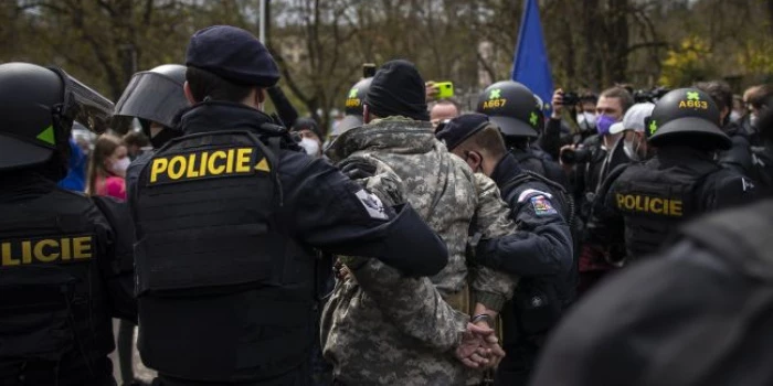 Чеська поліція порушила кримінальну справу проти двох учасників мітингу, які ходили з російською символікою