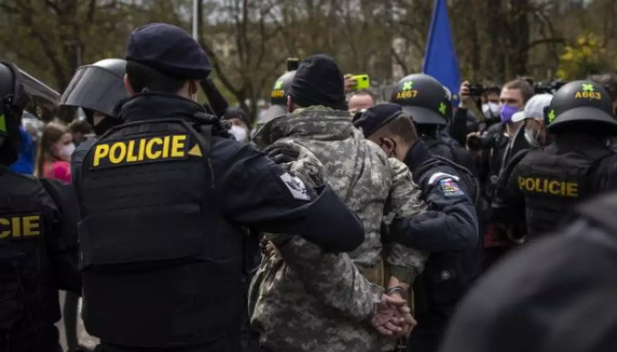 Чеська поліція порушила кримінальну справу проти двох учасників мітингу, які ходили з російською символікою