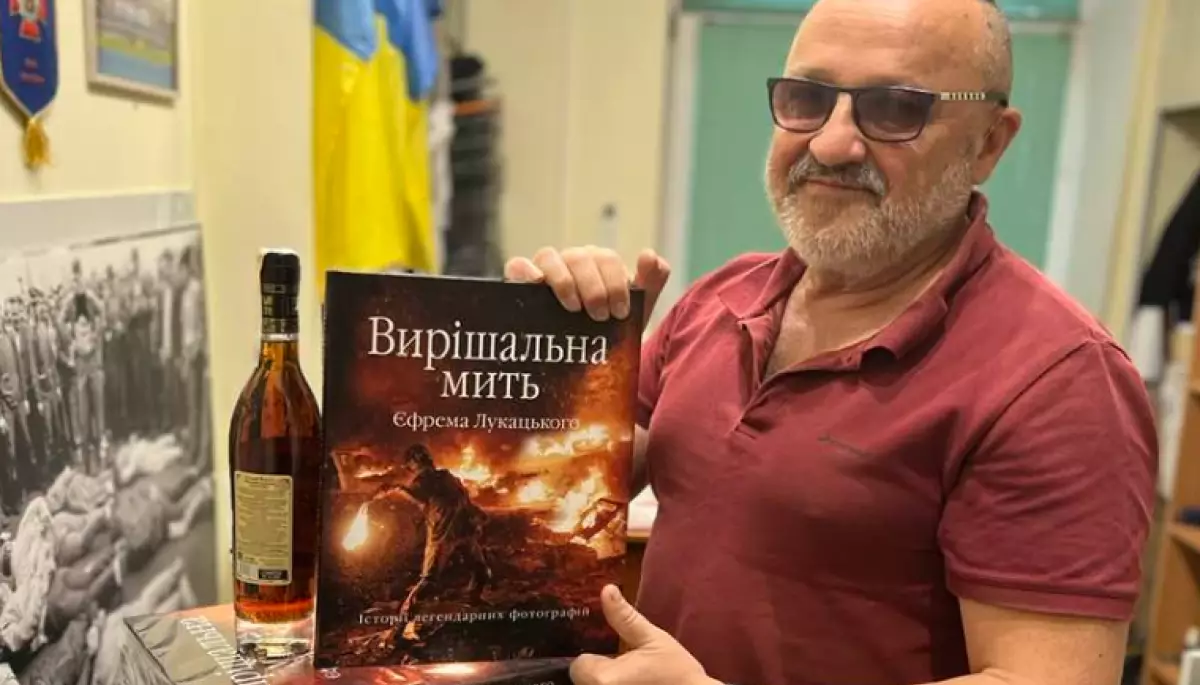 В Україні видали фотокнигу Єфрема Лукацького «Вирішальна мить»