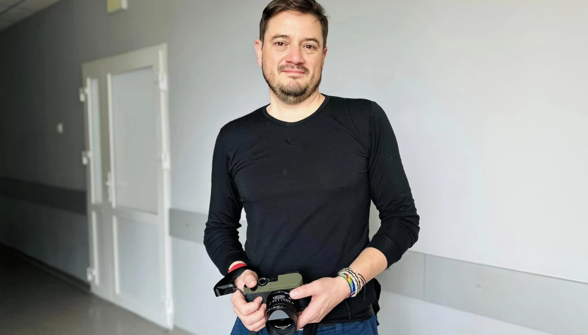 Американський журналіст Хуан Арредондо, який вижив після російського обстрілу, знімає документальний фільм в Україні