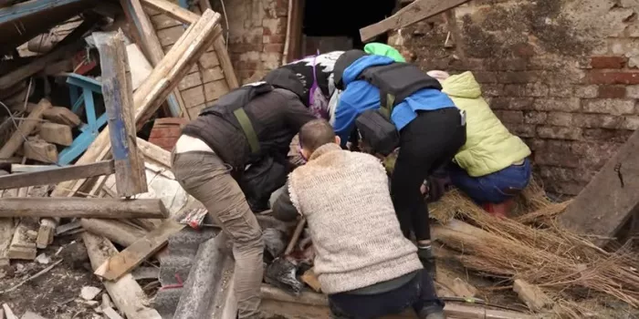 Журналісти сумського видання надали домедичну допомогу жінці, пораненій під час російського обстрілу