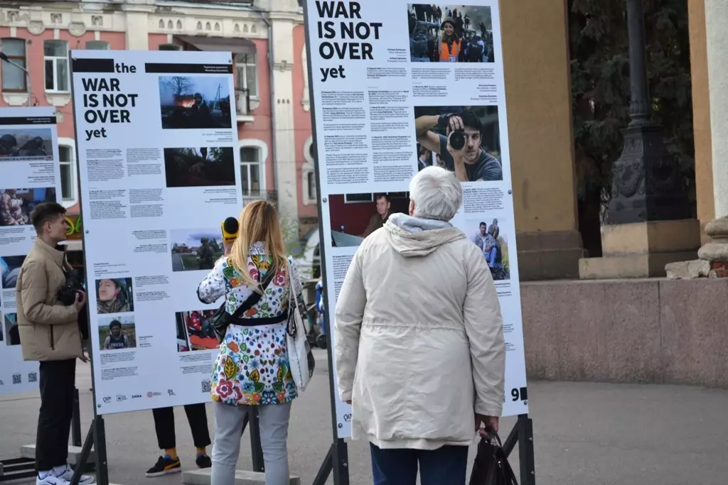У Полтаві презентували фотовиставку The War Is Not Over Yet про злочини Росії проти українських журналістів