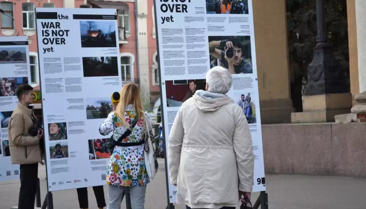 У Полтаві презентували фотовиставку The War Is Not Over Yet про злочини Росії проти українських журналістів