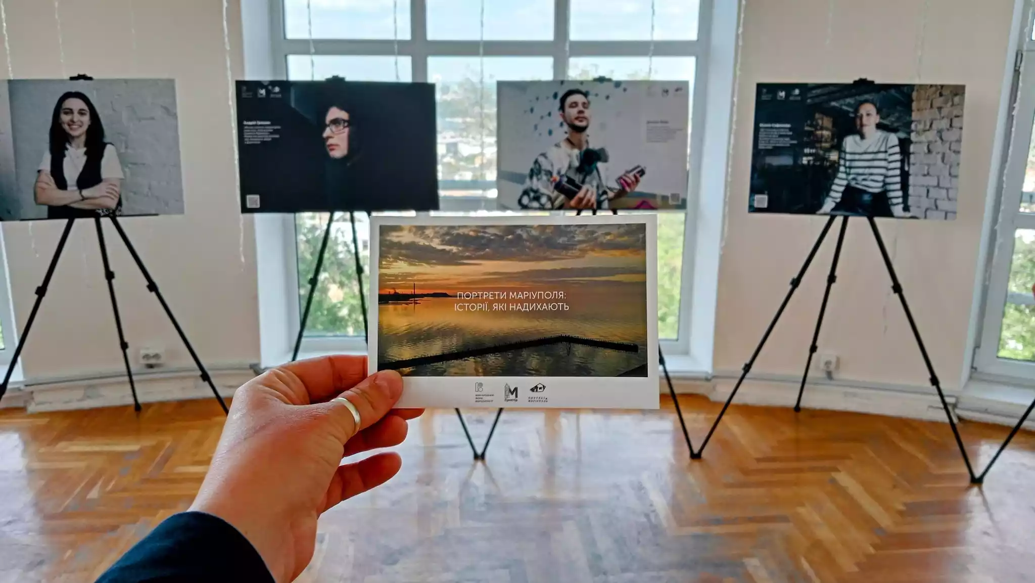 У Києві презентували виставку з фотопортретами переселенців із Маріуполя