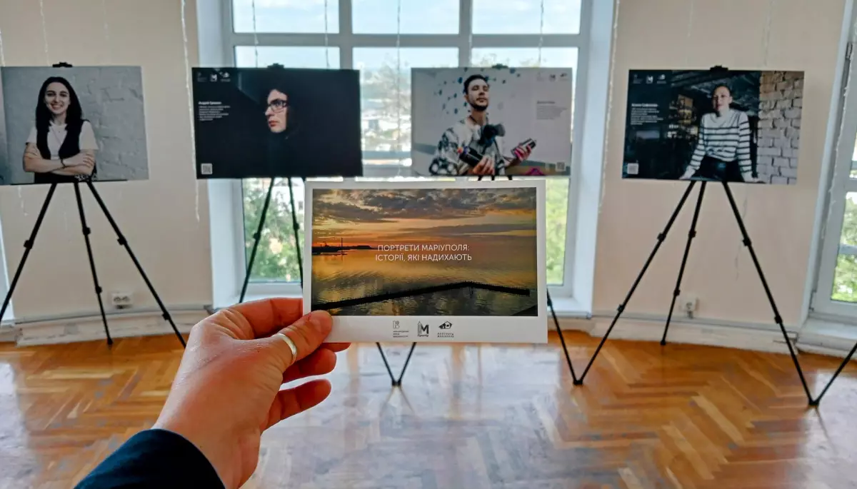 У Києві презентували виставку з фотопортретами переселенців із Маріуполя