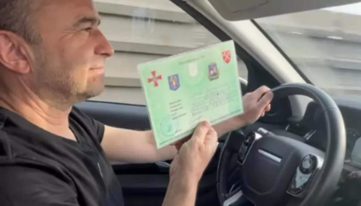 Дохизувався: київські правоохоронці вилучили у Віктора Павліка спецперепустку на проїзд