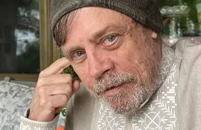 Актор &laquo;Зоряних війн&raquo; Марк Гемілл розіграє вишиванку для відновлення школи на Київщині