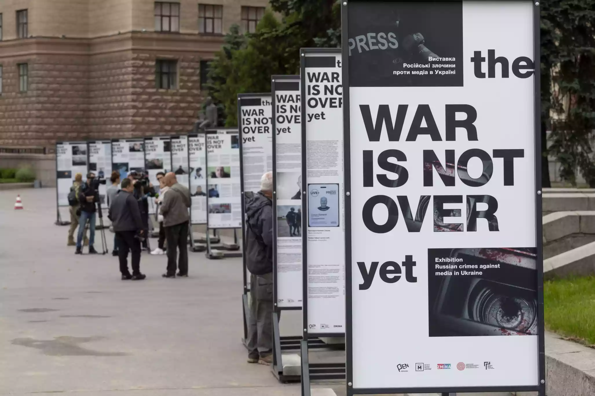 У Харкові відкрилась виставка The War Is Not Over Yet про злочини росіян проти медійників (ФОТО, ВІДЕО)