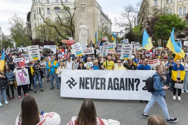 Менше половини словаків та болгар вірять, що Росія винна у вторгненні в Україну