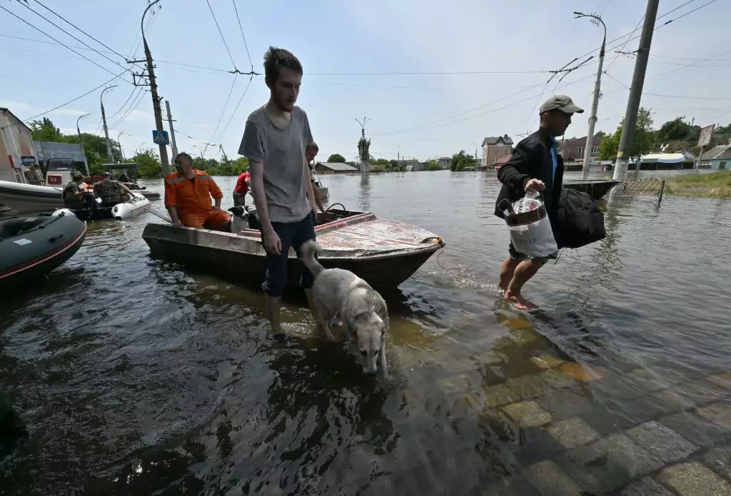 Фальшивий баланс і знетронення. Як західні ЗМІ потонули у хвилі від підриву дамби Каховської ГЕС