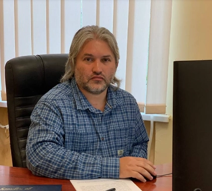 Священник-блогер Олександр Дедюхін, який очолив пресслужбу Полтавської міськради, пообіцяв журналістам бути на зв'язку цілодобово