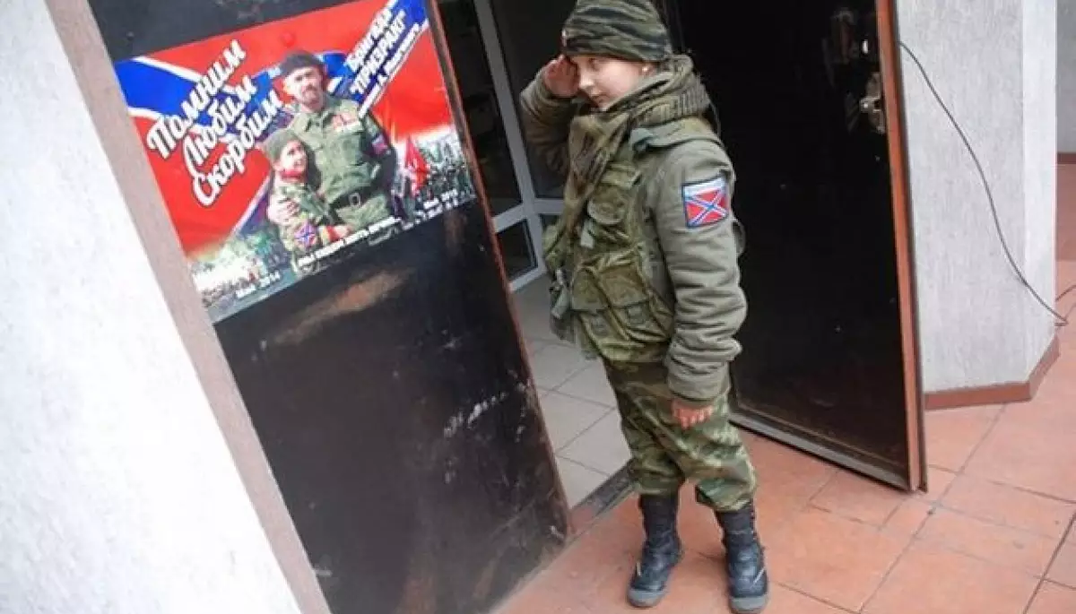 Російські загарбники проводять ідеологічну обробку молоді в тимчасово окупованих районах Херсонщини