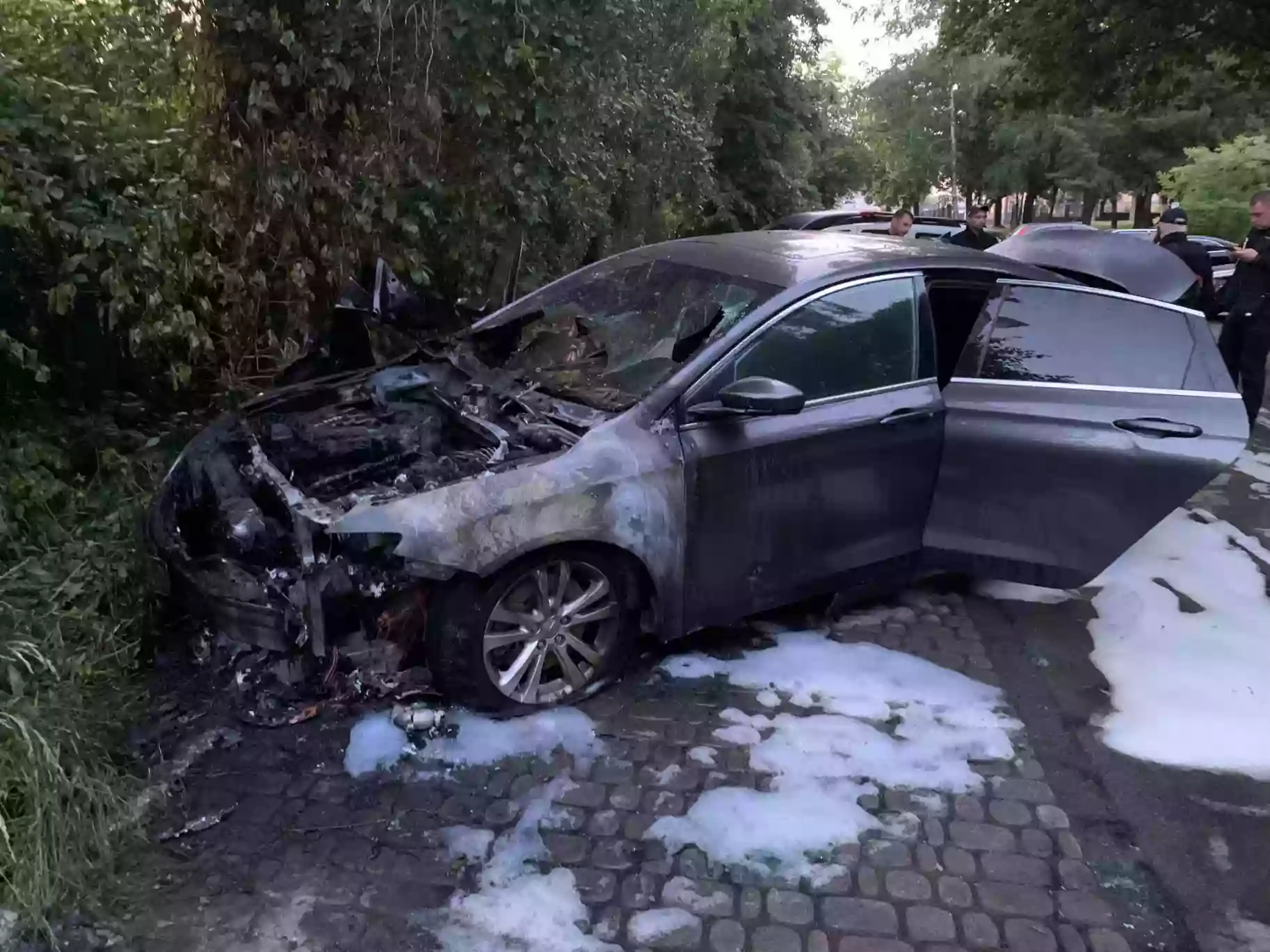 Невідомі спалили автомобіль рівненського медійника Влада Ісаєва