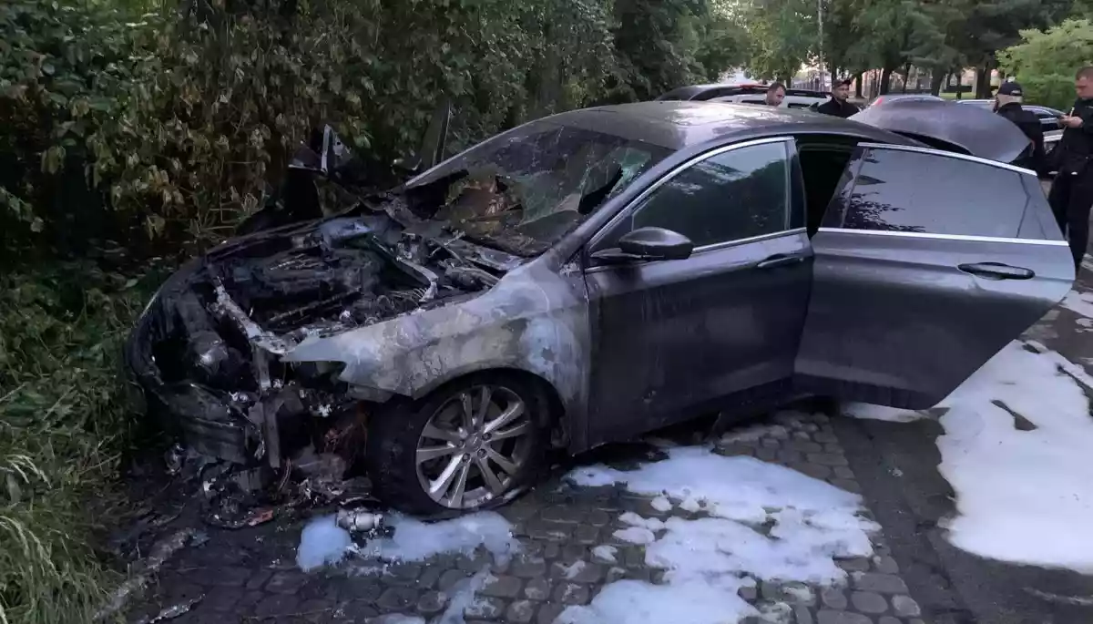 Невідомі спалили автомобіль рівненського медійника Влада Ісаєва